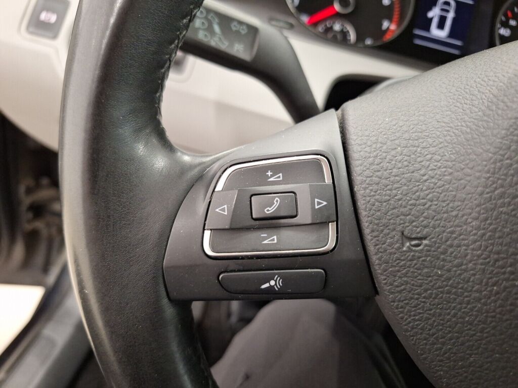 Volkswagen Passat 2010 Musta