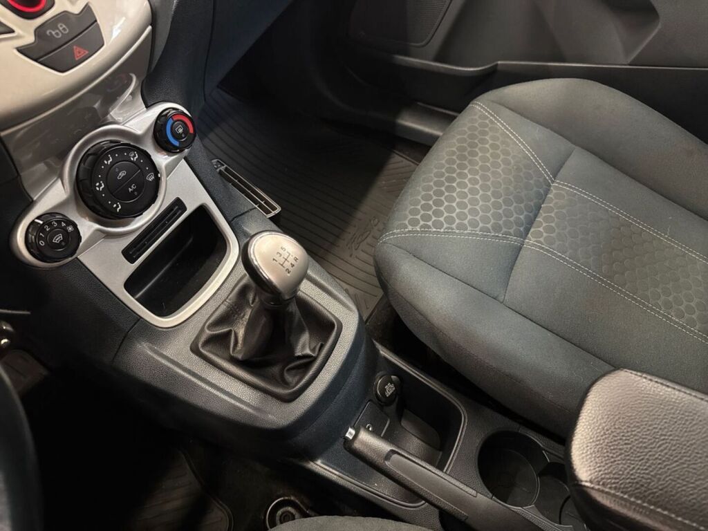 Ford Fiesta 2010 Valkoinen