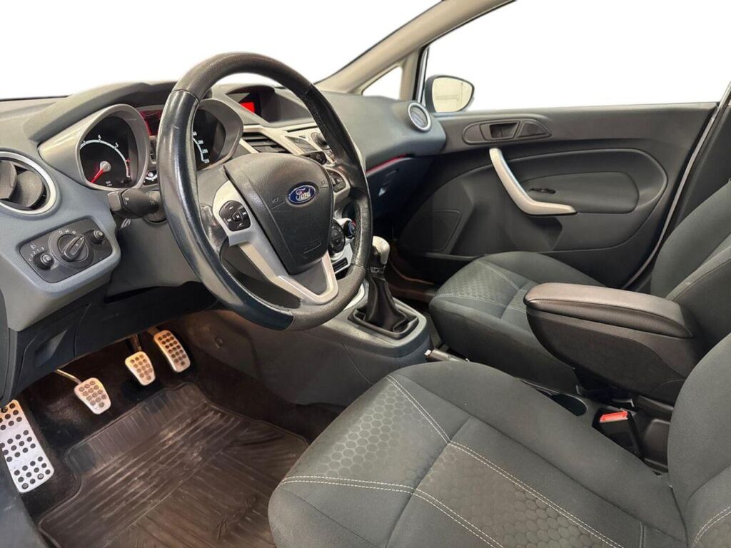 Ford Fiesta 2010 Valkoinen