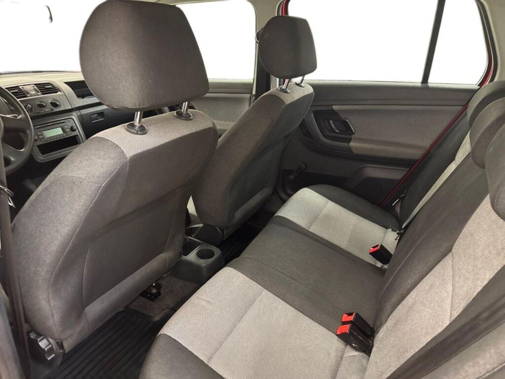 Skoda Fabia 2010 Punainen