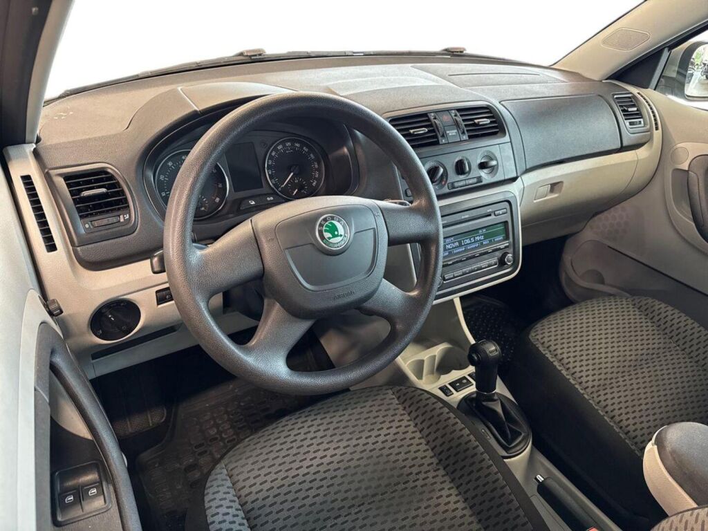 Skoda Fabia 2010 Ruskea (beige)