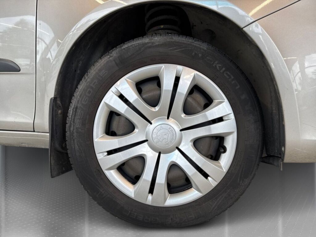 Skoda Fabia 2010 Ruskea (beige)