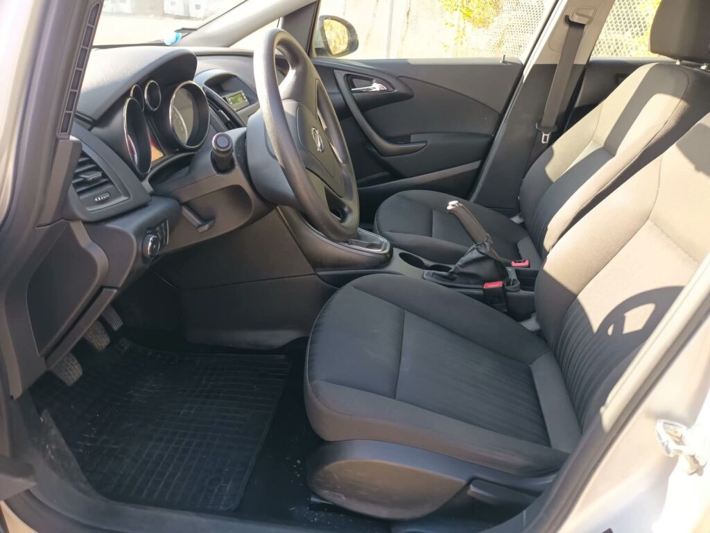 Opel Astra 2011 Hopea
