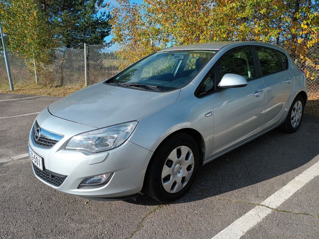 Opel Astra 2011 Hopea