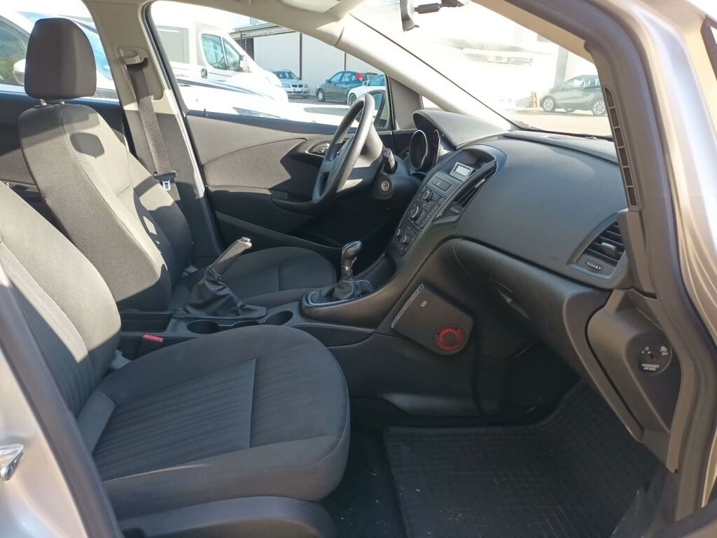 Opel Astra 2011 Hopea