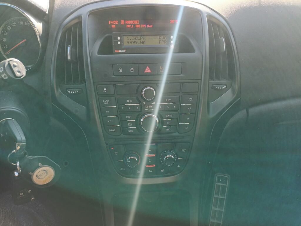Opel Astra 2011 Hopea