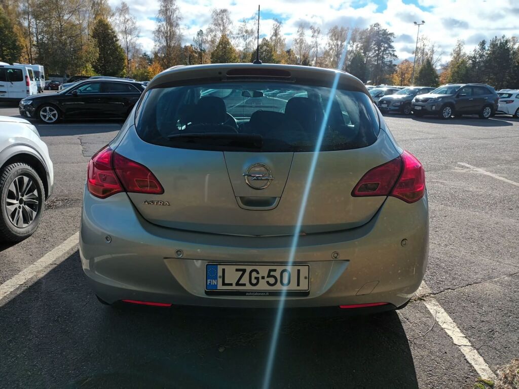 Opel Astra 2011 Hopea
