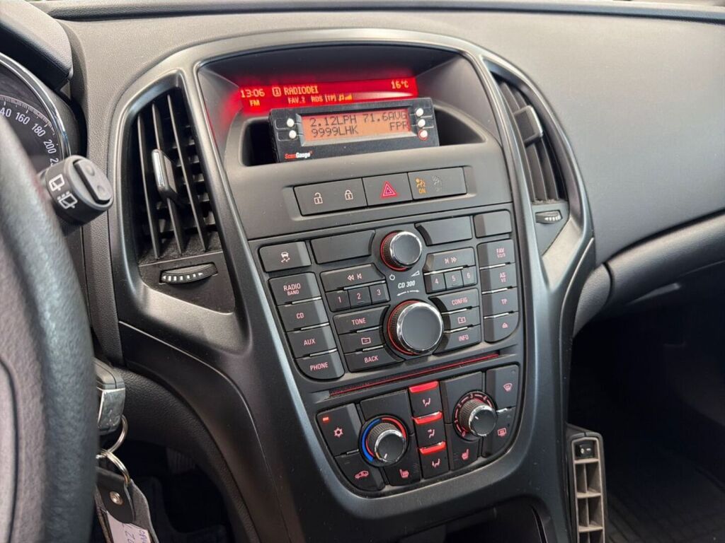 Opel Astra 2011 Hopea