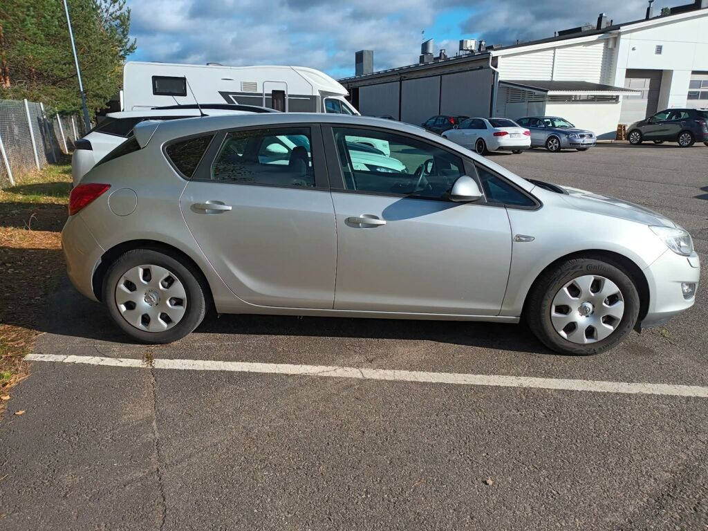 Opel Astra 2011 Hopea