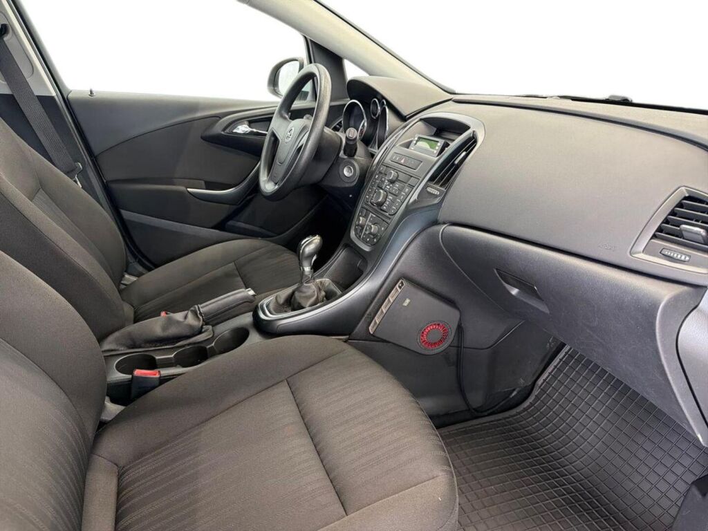 Opel Astra 2011 Hopea