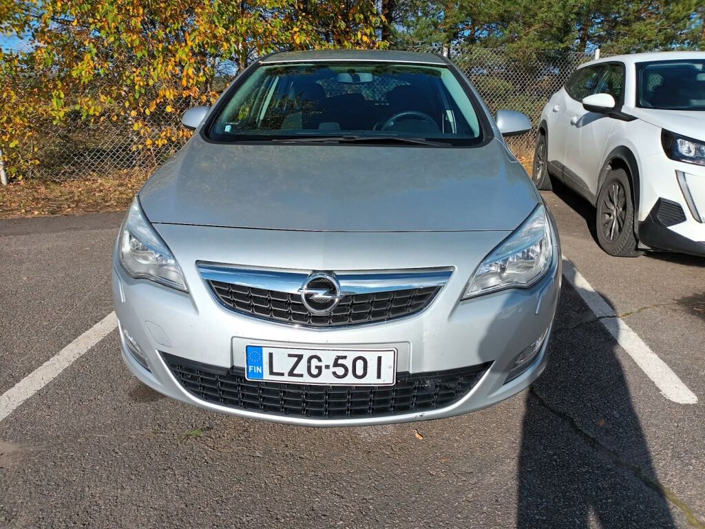 Opel Astra 2011 Hopea