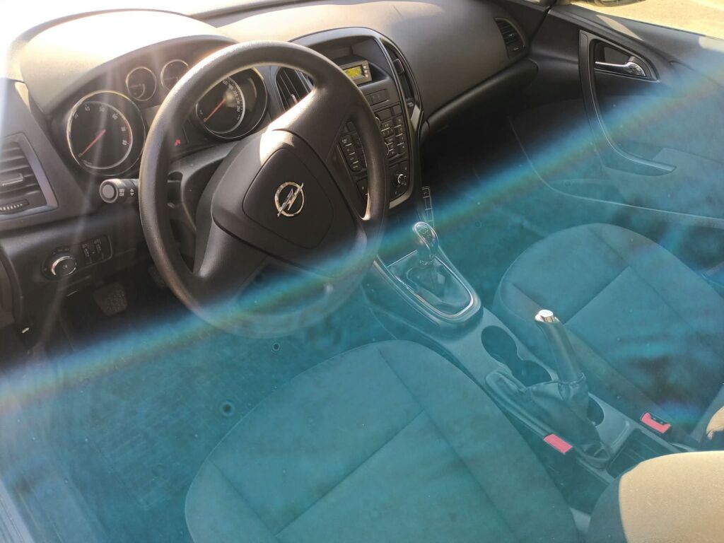 Opel Astra 2011 Hopea