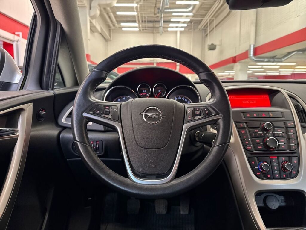 Opel Astra 2011 Hopea