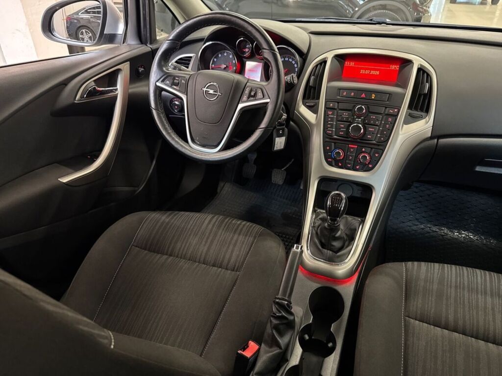 Opel Astra 2011 Hopea
