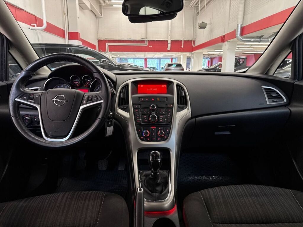 Opel Astra 2011 Hopea