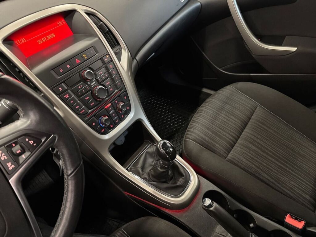 Opel Astra 2011 Hopea