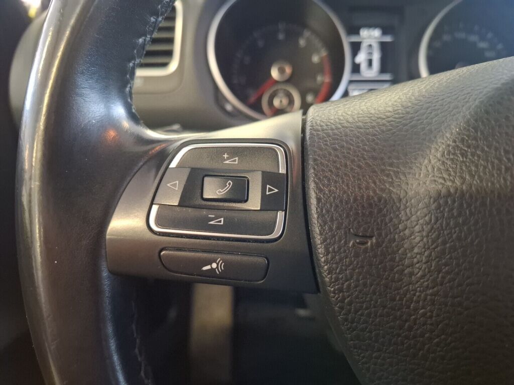 Volkswagen Golf 2012 Musta