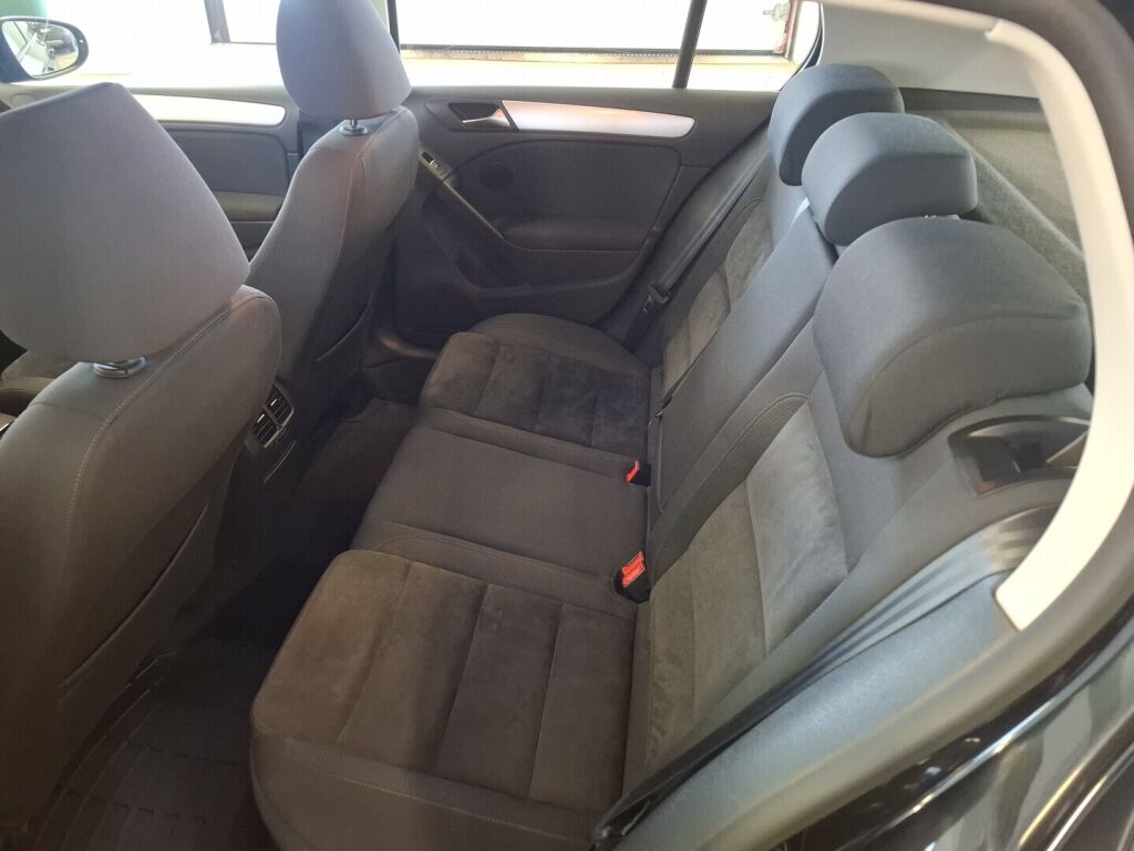 Volkswagen Golf 2012 Musta