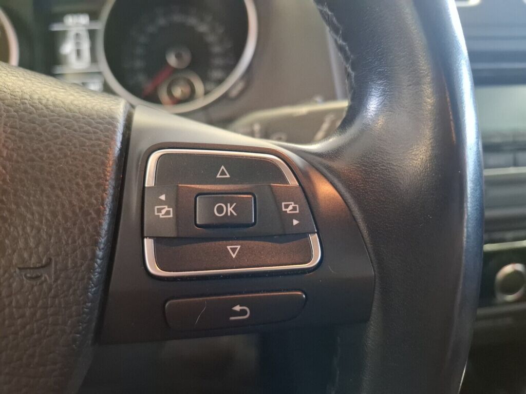 Volkswagen Golf 2012 Musta