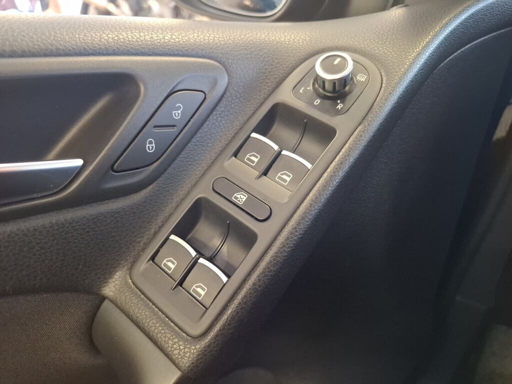 Volkswagen Golf 2012 Musta