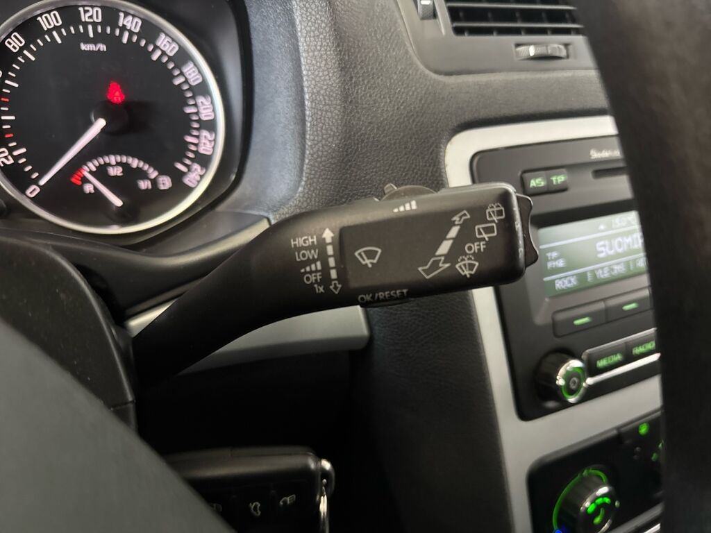 Skoda Octavia 2011 Ruskea (beige)