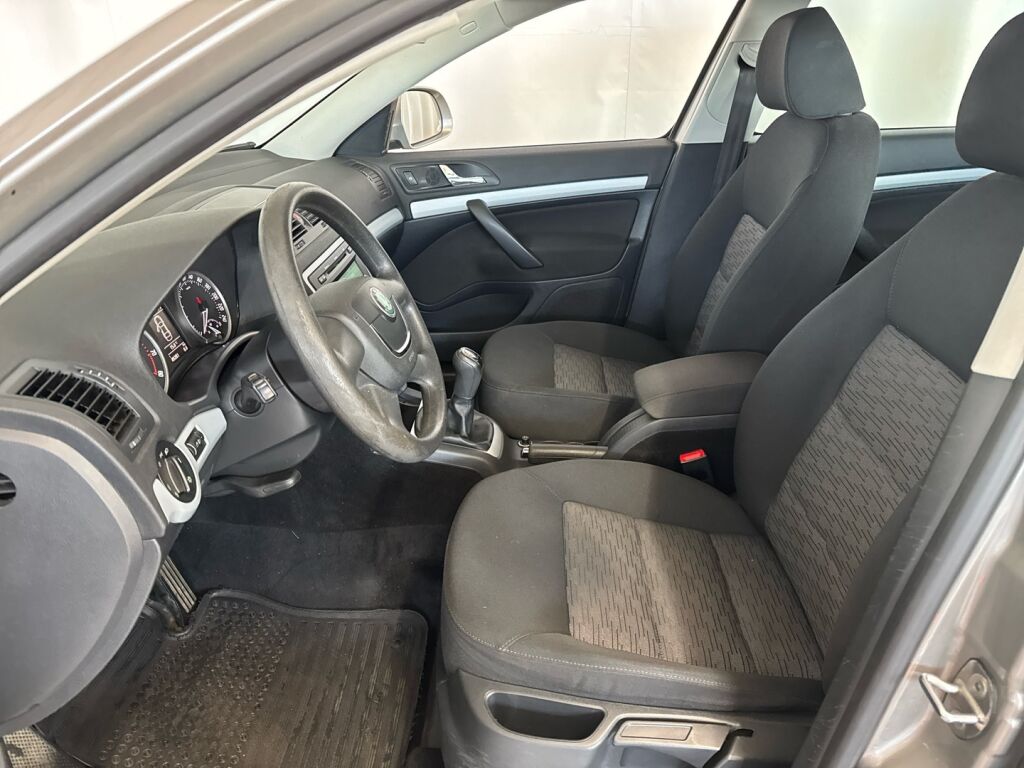 Skoda Octavia 2011 Ruskea (beige)