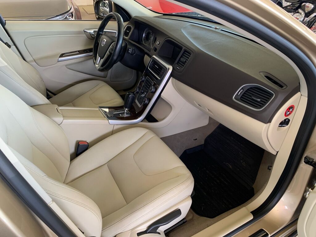 Volvo V60 2011 Ruskea (beige)
