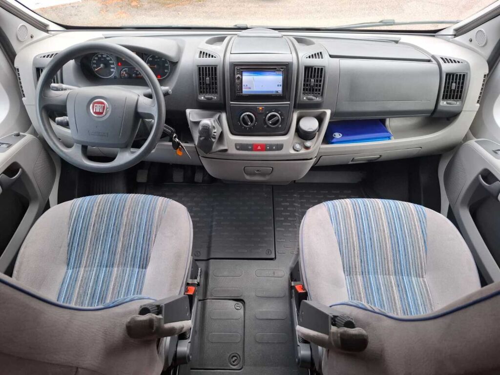 Adria Coral Plus 680 ST 2011 Valkoinen