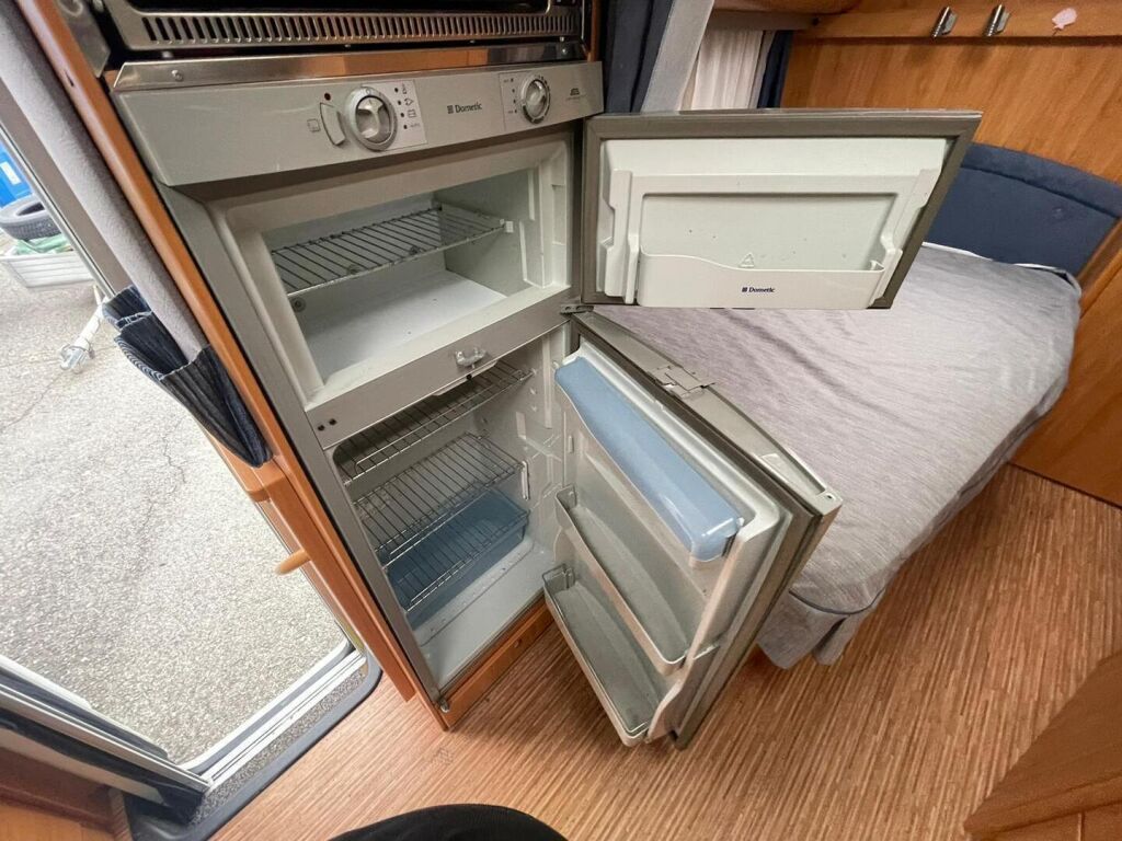 Adria Coral Plus 680 ST 2011 Valkoinen