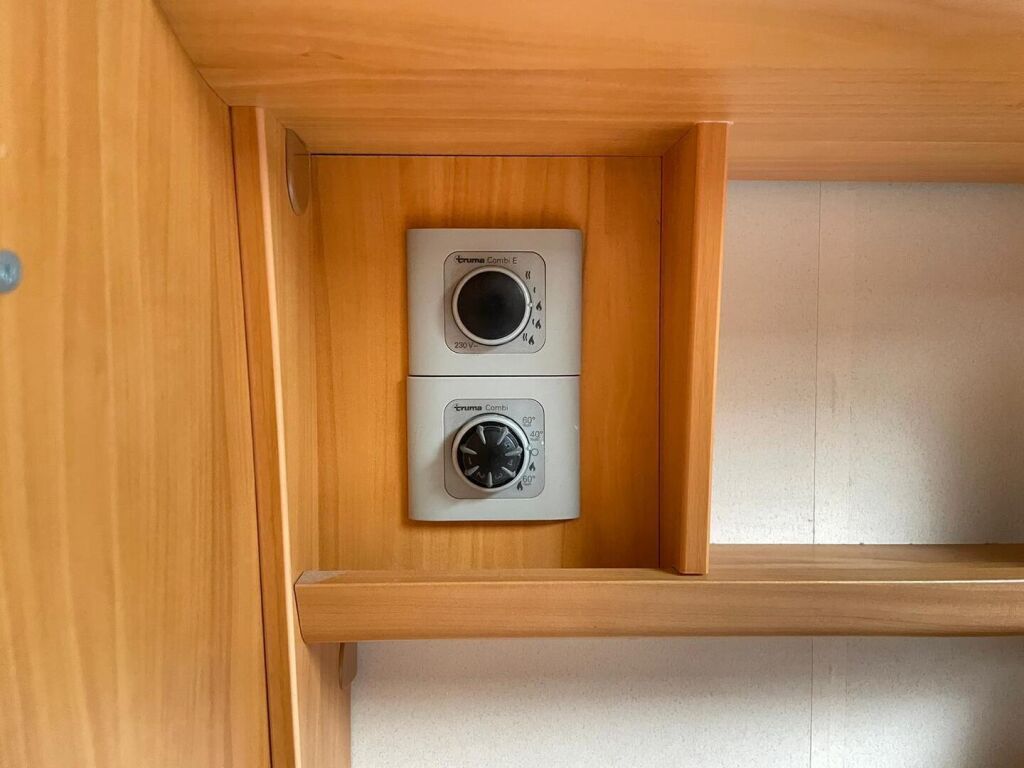 Adria Coral Plus 680 ST 2011 Valkoinen