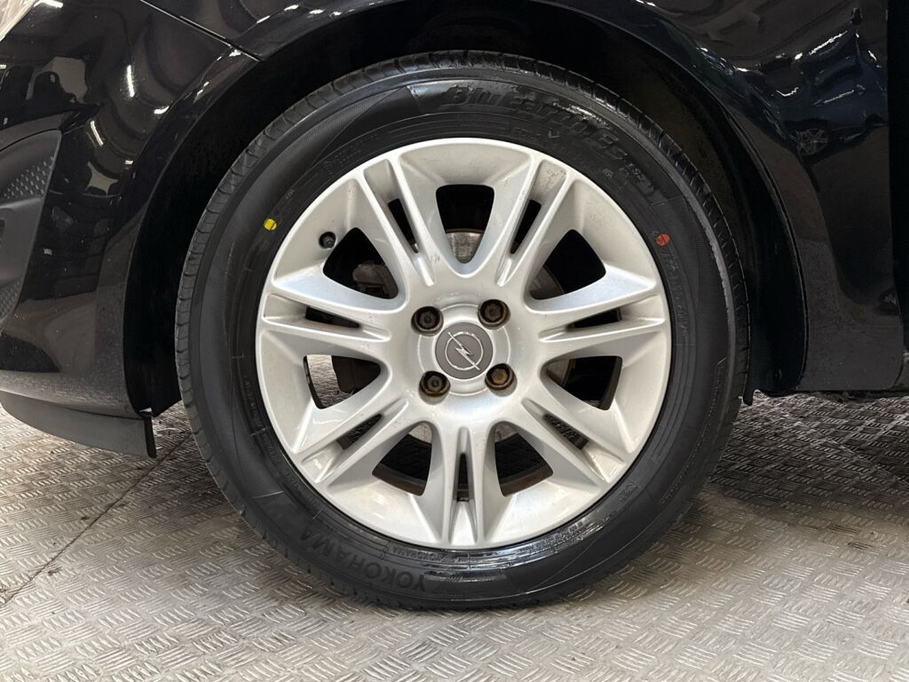 Opel Corsa 2011 Musta
