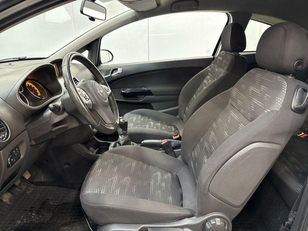 Opel Corsa 2011 Musta