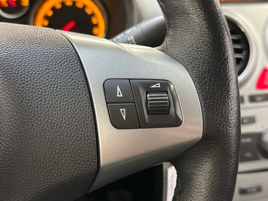 Opel Corsa 2011 Musta