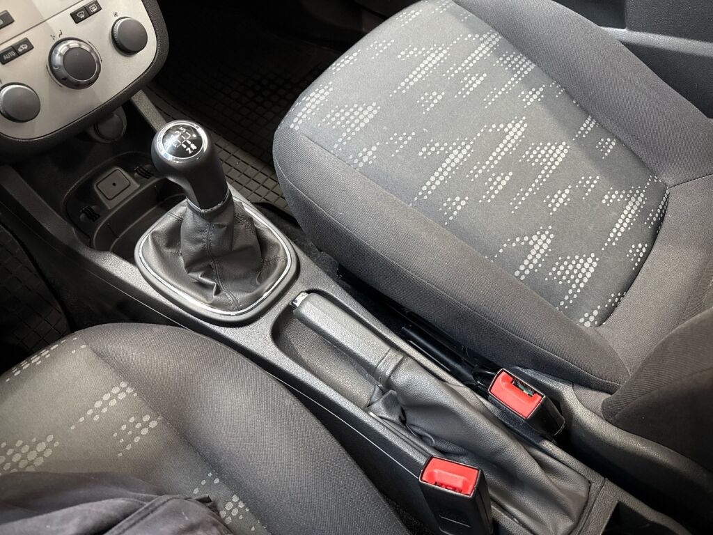 Opel Corsa 2011 Musta