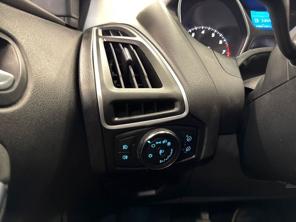 Ford Focus 2011 Punainen