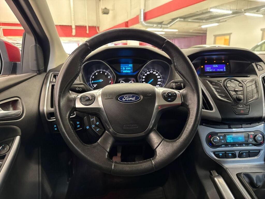 Ford Focus 2011 Punainen