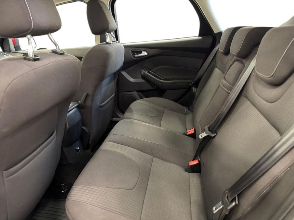 Ford Focus 2011 Punainen