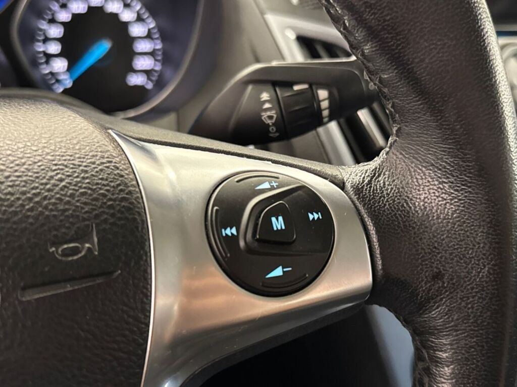 Ford Focus 2011 Punainen