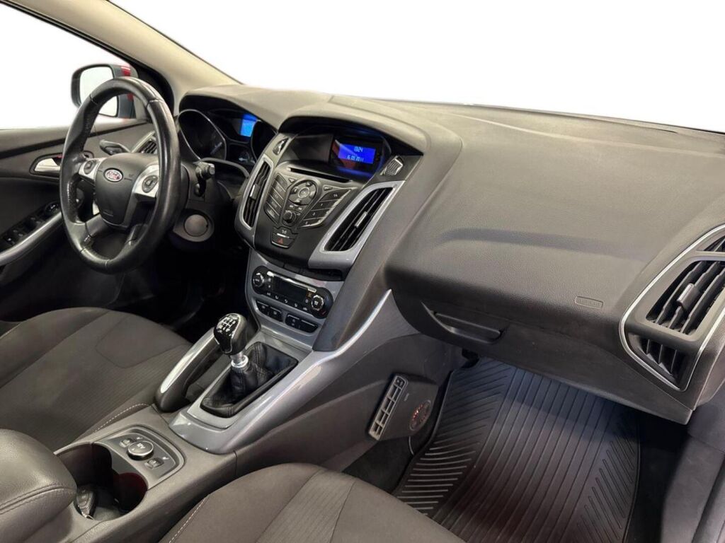 Ford Focus 2011 Punainen