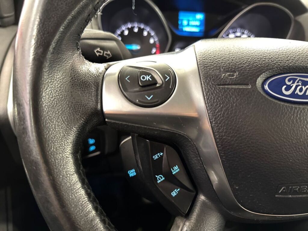 Ford Focus 2011 Punainen