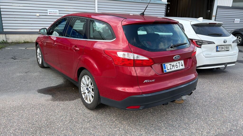 Ford Focus 2011 Punainen