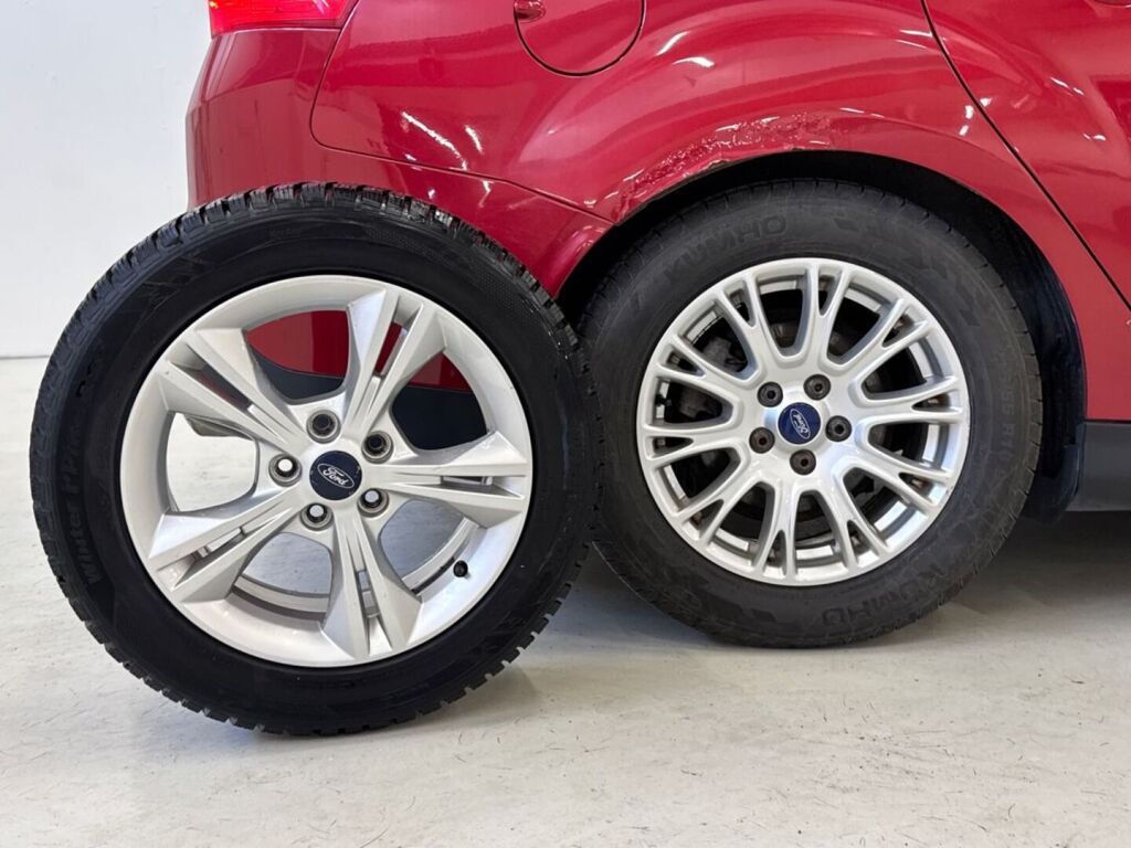Ford Focus 2011 Punainen