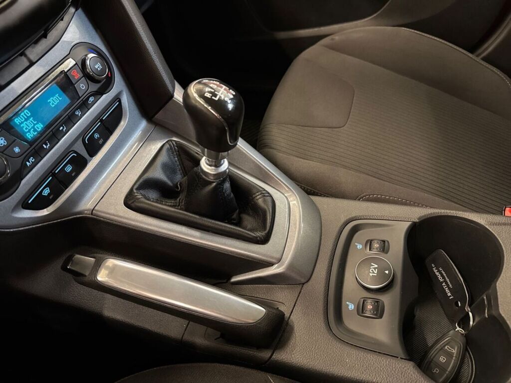 Ford Focus 2011 Punainen
