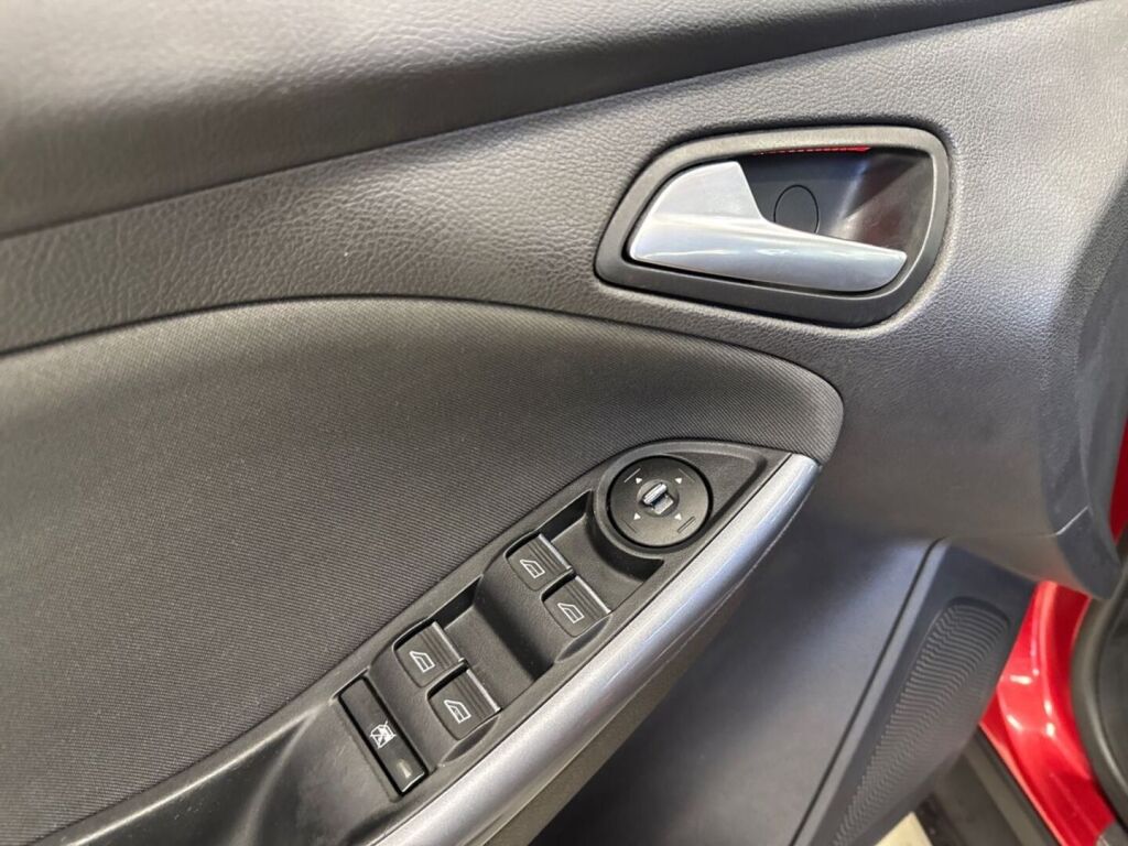 Ford Focus 2011 Punainen