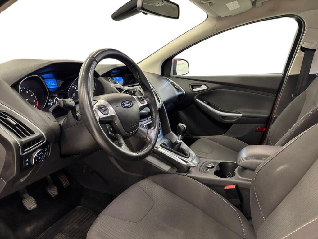 Ford Focus 2011 Punainen
