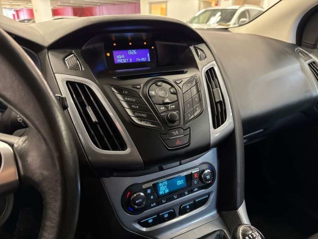 Ford Focus 2011 Punainen