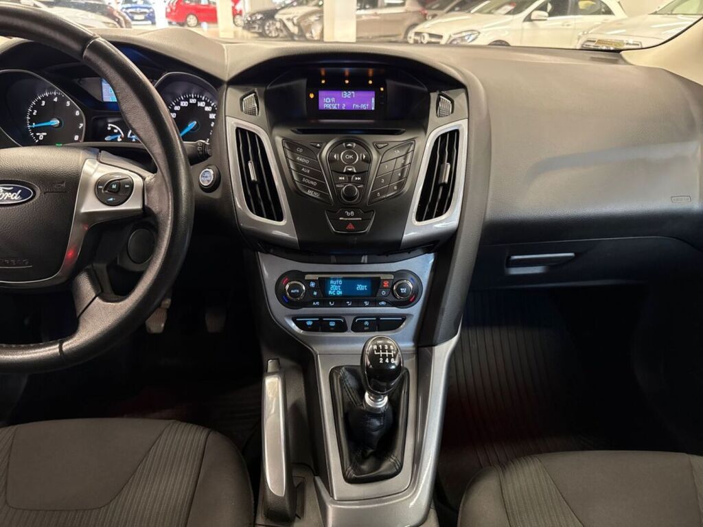 Ford Focus 2011 Punainen
