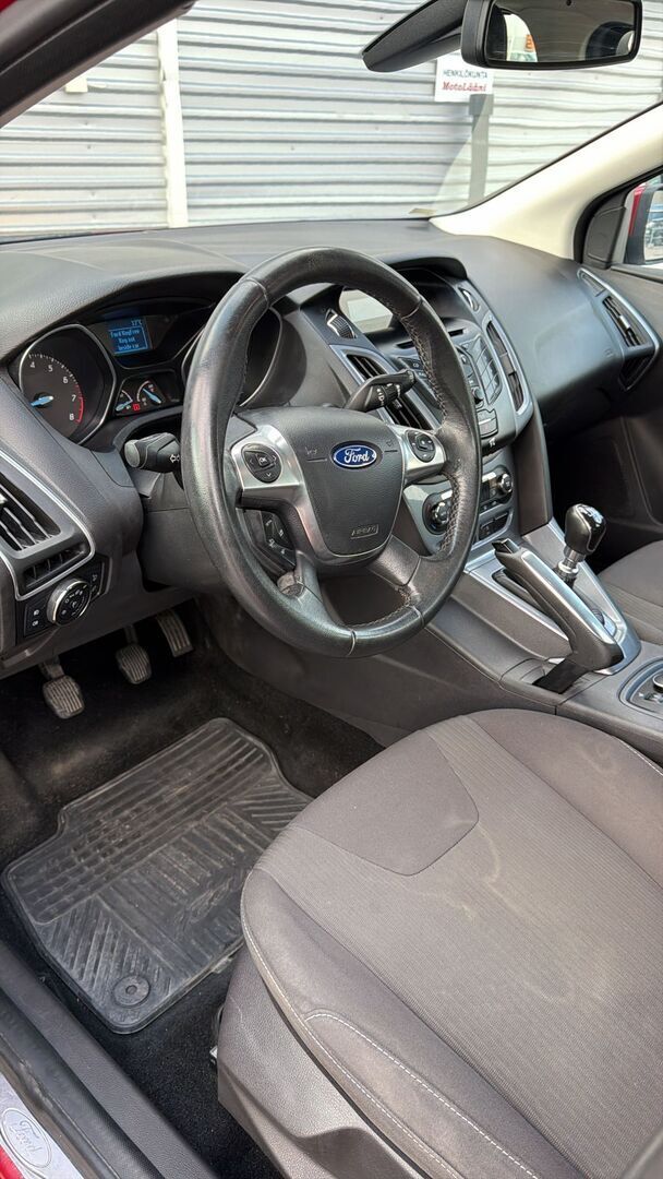 Ford Focus 2011 Punainen