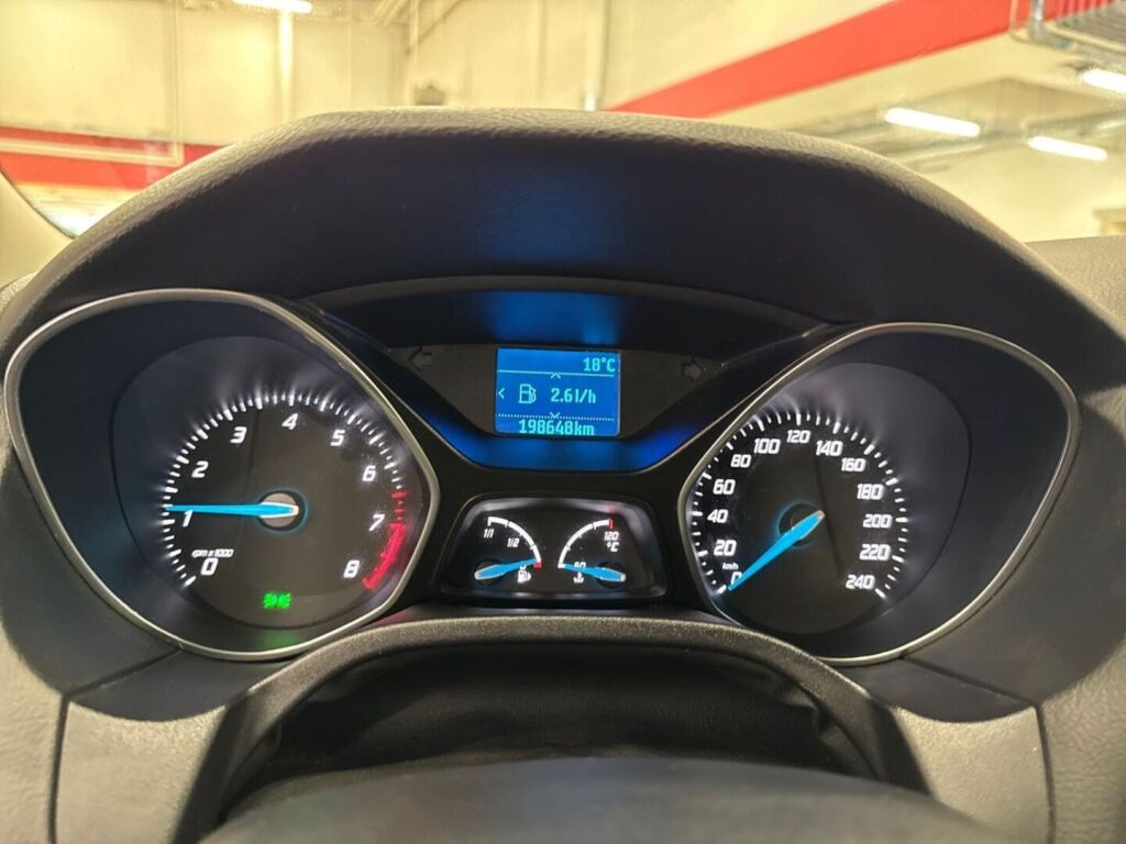 Ford Focus 2011 Punainen