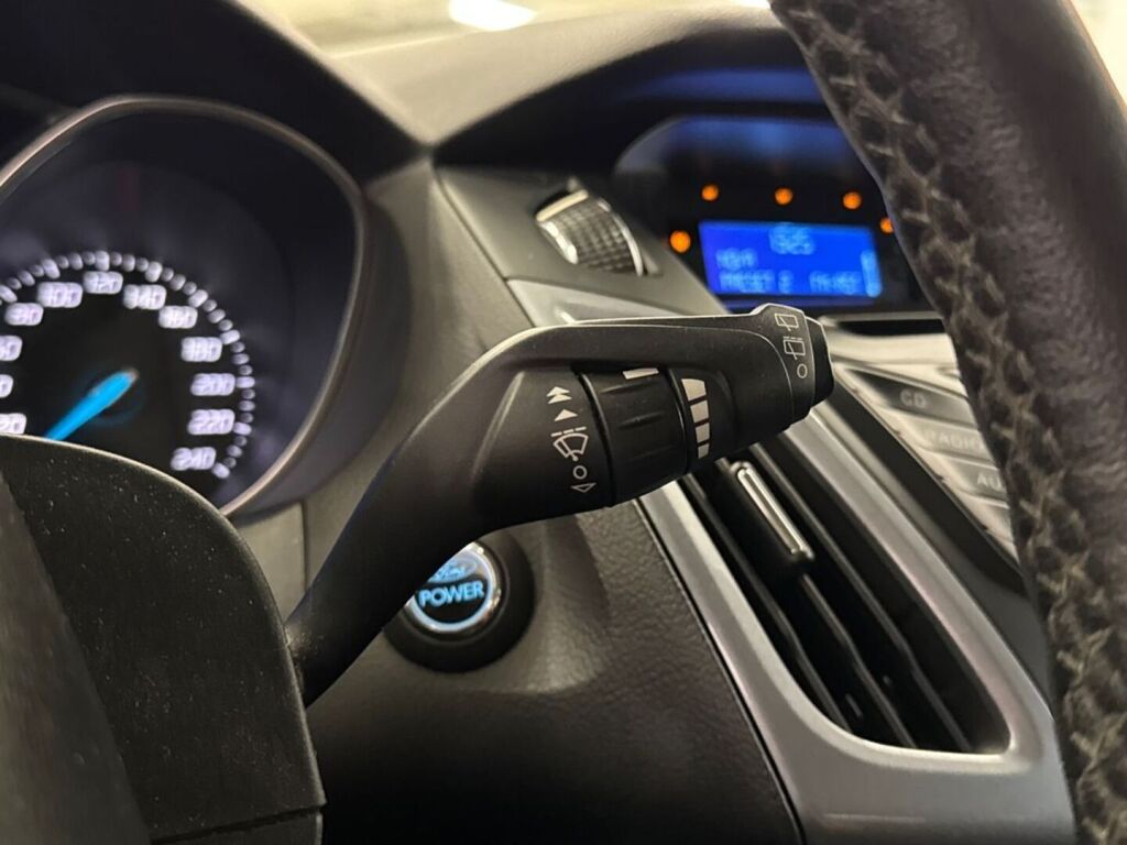 Ford Focus 2011 Punainen